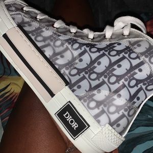 B23 HIGH-TOP SNEAKER
White and Black Dior Oblique